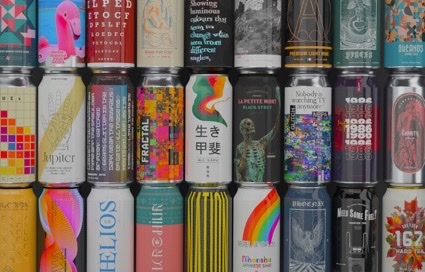 Wand met kleurrijk ontworpen drankblikjes