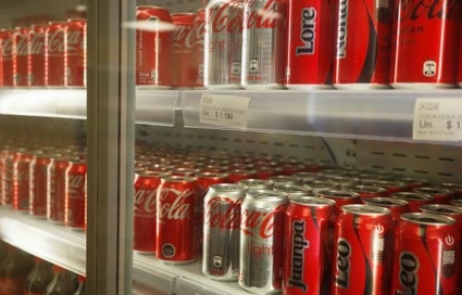 Koeling met rijen frisdrankblikjes in een winkel