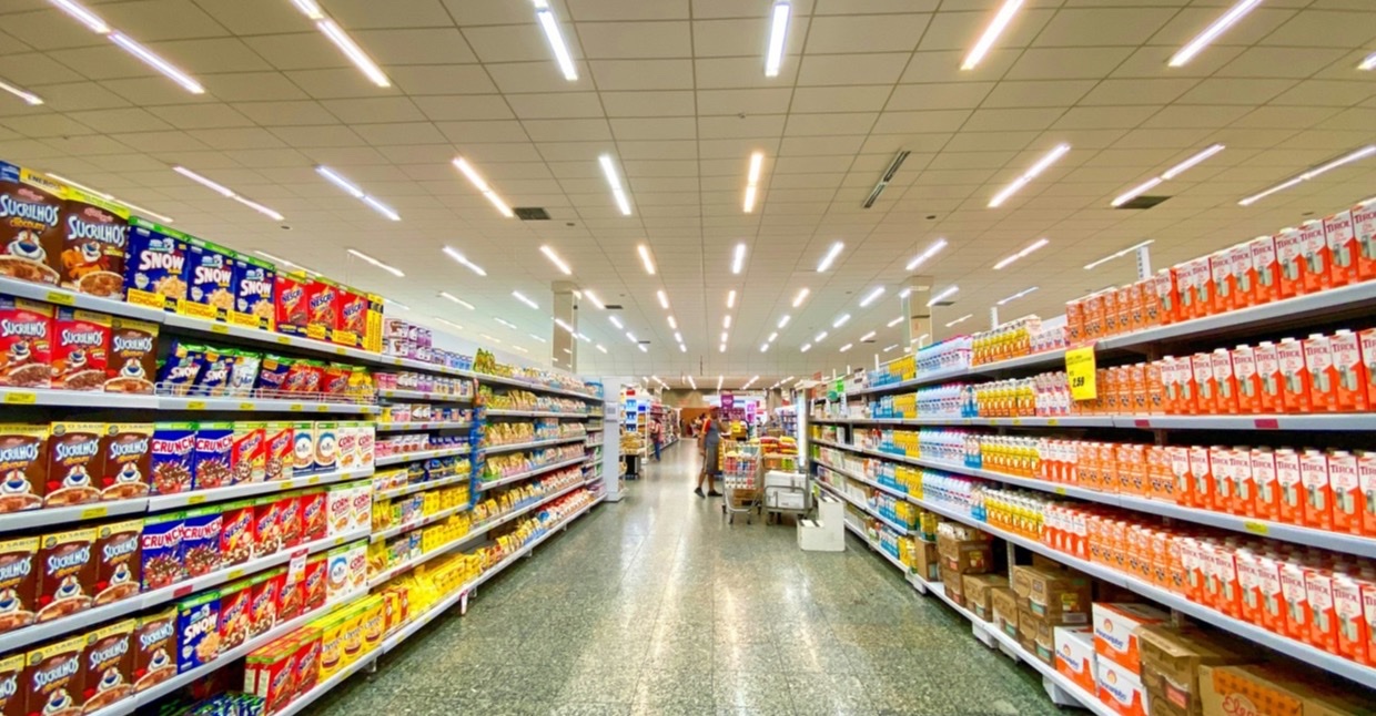 Supermarktschap vol verpakkingen