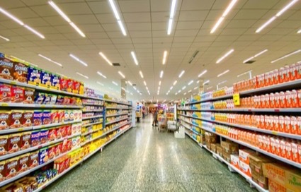 Supermarktschap vol verpakkingen