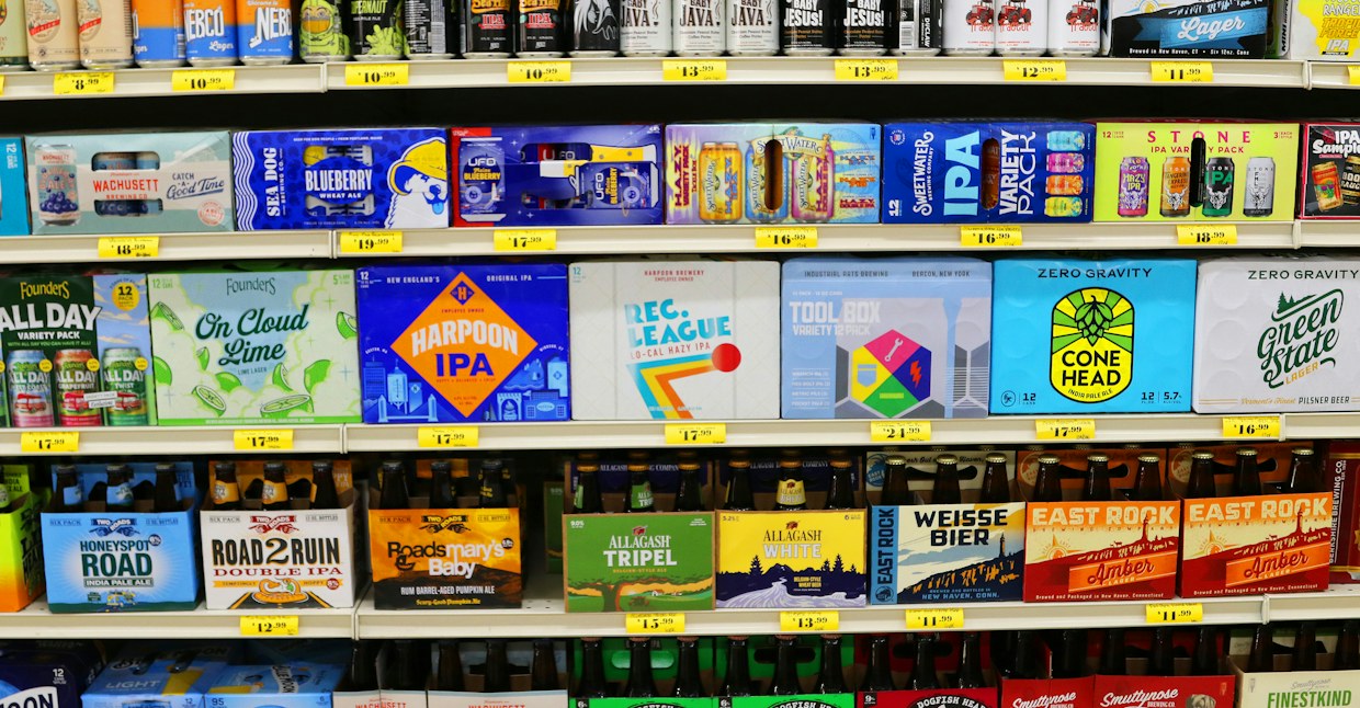 Supermarktschap vol met verschillende biermerken