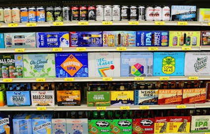 Supermarktschap vol met verschillende biermerken
