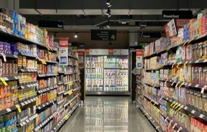 Supermarktgangpad met gevulde schappen